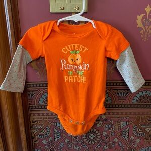 EUC Carter’s Halloween long-sleeved pumpkin onesie, size 12M